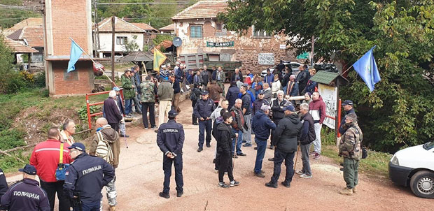 БИБЕР СПРЕЈ И КАМЕНИЦЕ: Сукоб мештана и обезбеђења инвеститора МХЕ, полиција истражује све околности (ФОТО)